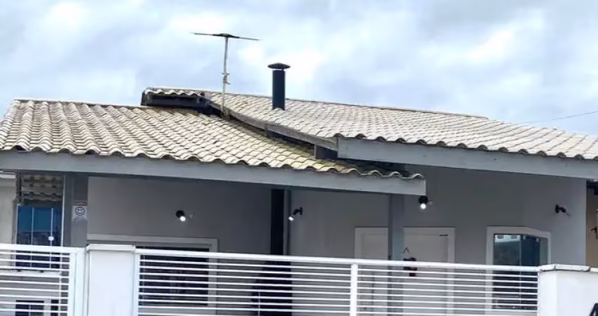 Casa na praia em excelente localização no bairro costeira!