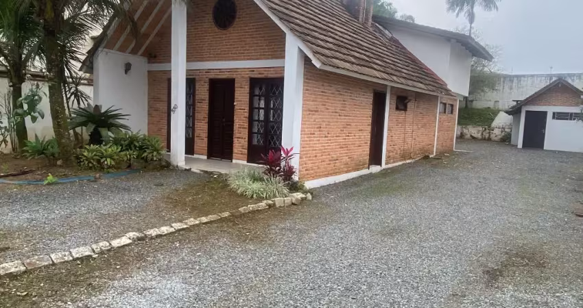 Casa estilo chalé em excelente localização no bairro atiradores