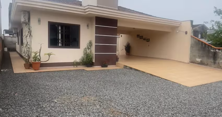 Linda casa averbada e bem localizada no bairro aventureiro