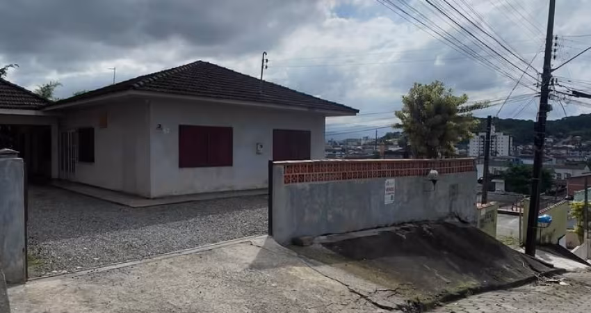 Casa no bairro Iririú