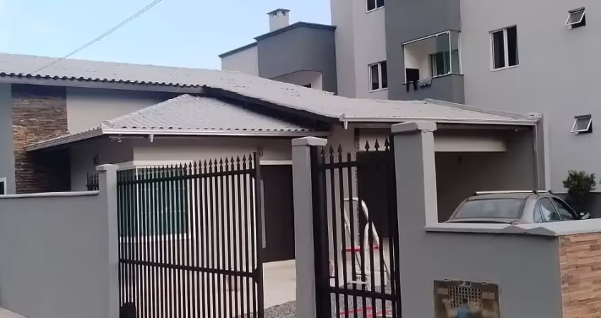 Linda casa com móveis planejados e bem localizada no joão costa