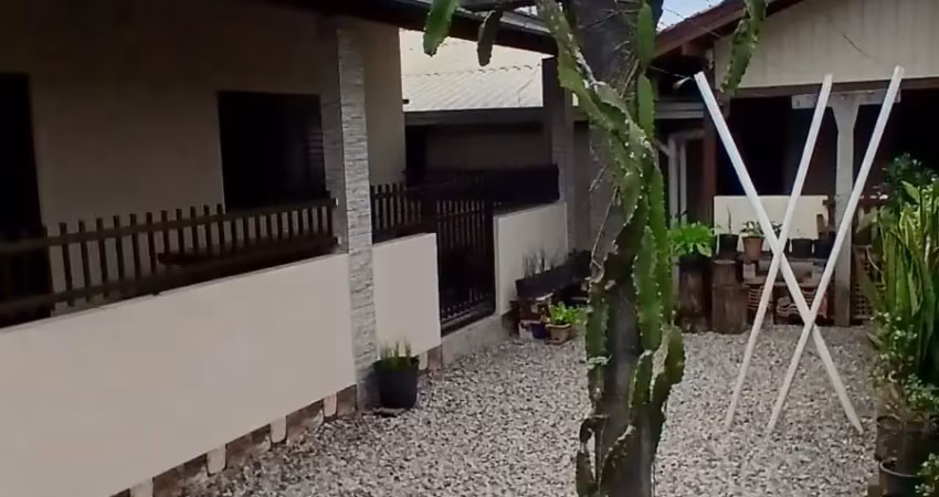 Ampla casa com sala comercial bem localizado na praia do ervino