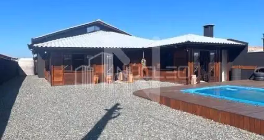 Casa espaçosa e com área de festas pronta para morar na praia do ervino