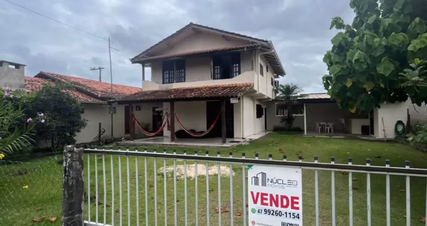 Lindo e amplo sobrado bem localizado próximo a praia do ervino