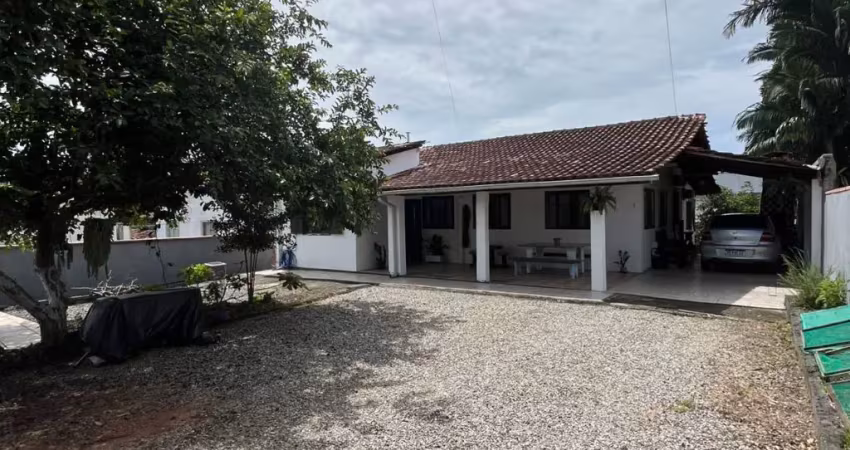 Linda casa com amplo terreno e bem localizada no bairro ubatuba