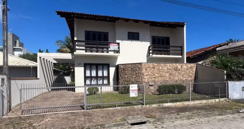 Lindo sobrado bem localizado próximo a praia de itaguaçu!!