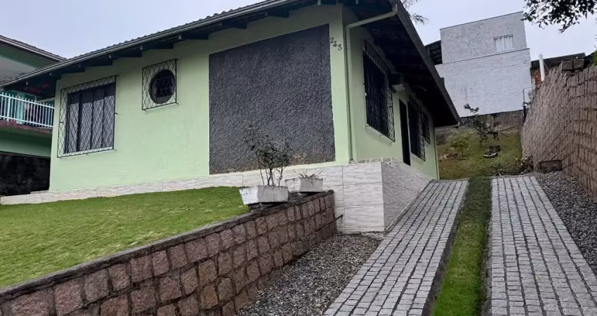 Linda casa com amplo terreno e bem localizada no bairro joão costa