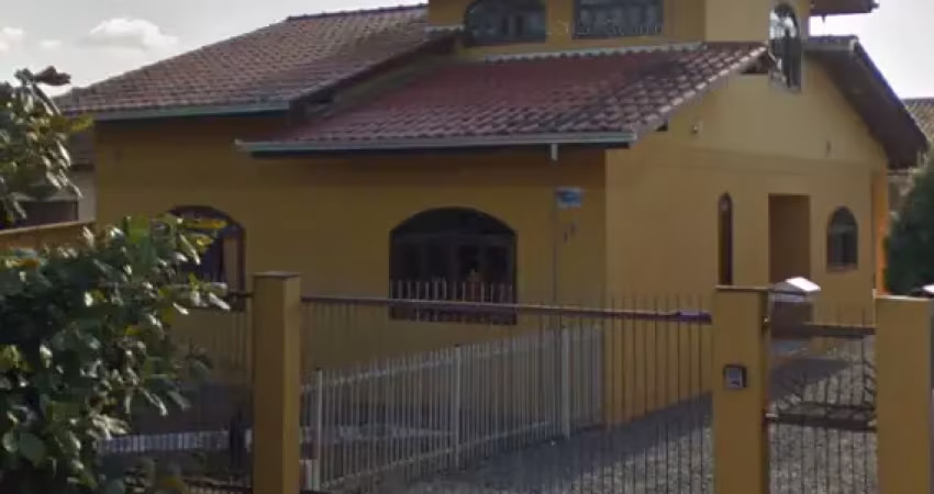 Linda casa averbada com piscina no bairro aventureiro