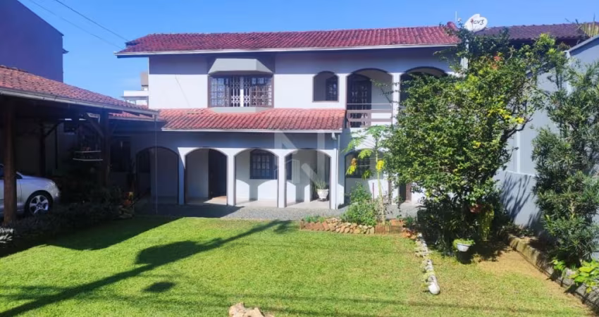 Linda Casa no Jardim Iririú