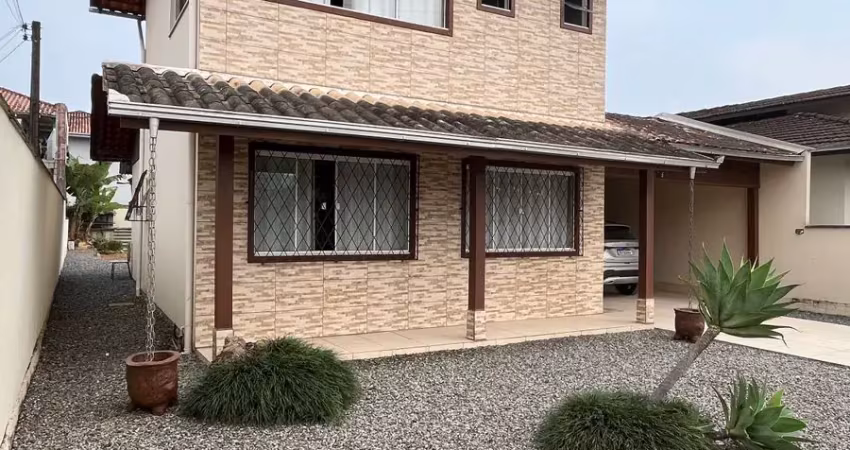 Lindo sobrado com amplo terreno e bem localizado no boehmerwald