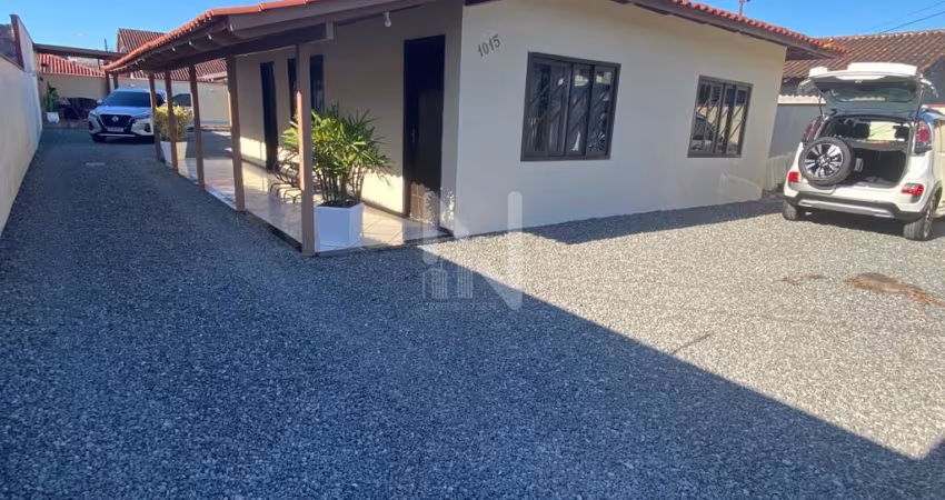 Linda Casa com Piscina no Bairro Aventureiro!