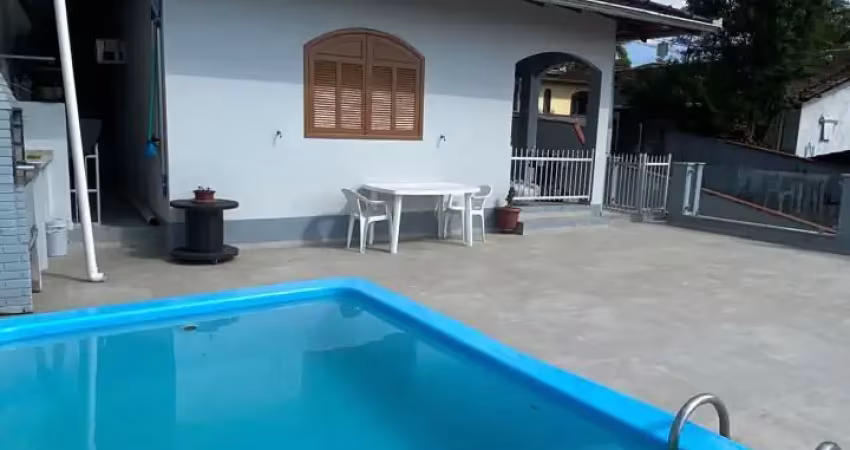 Linda e ampla casa com piscina e bem localizada no bairro itaum