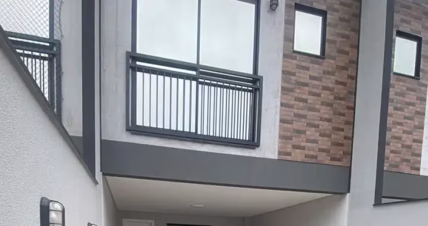 Elegante geminado pronto para morar em excelente localização no saguaçu