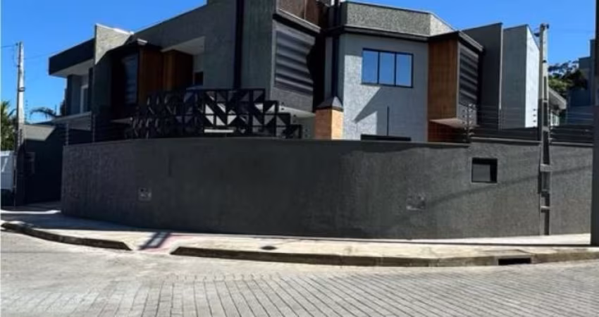 Geminado de Alto Padrão com Piscina no Petrópolis