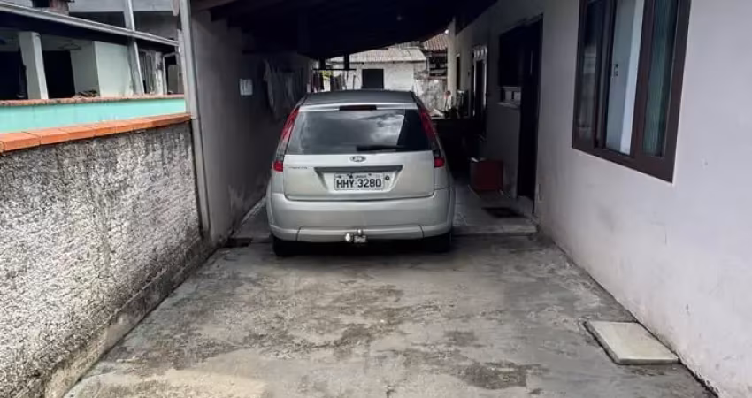 Casa bem localizada em amplo terreno no bairro costa e silva