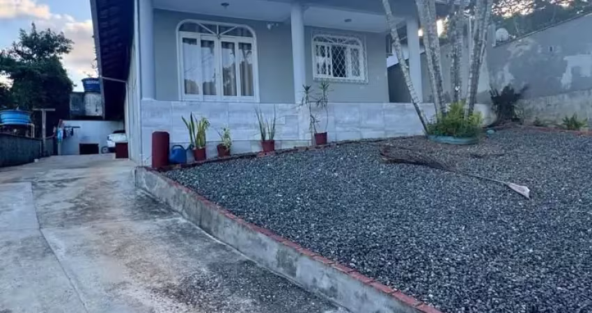 Linda casa bem localizada em amplo terreno no bairro boa vista