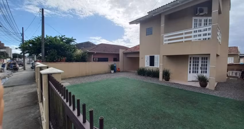 Casa de Dois Andares com Piscina no Vila Nova