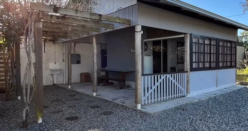 Aconchegante casa localizada bem próxima a praia do ervino