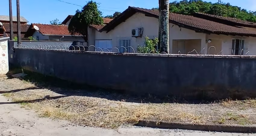 Casa com Grande Terreno no Nova Brasília