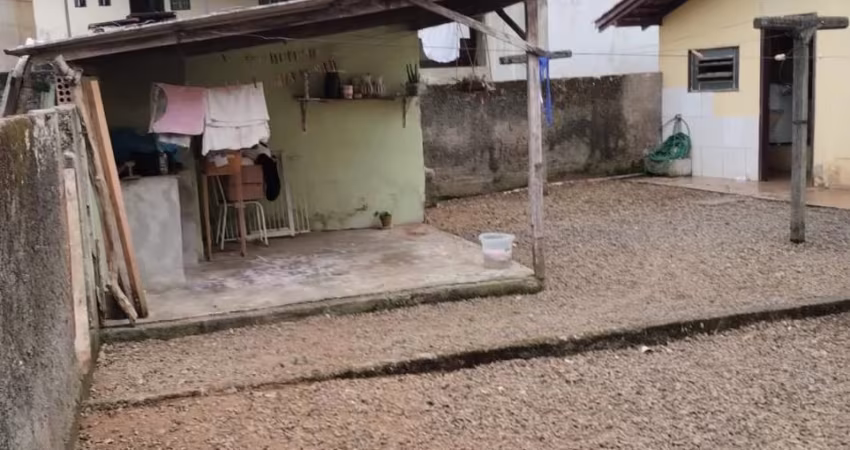 Casa com Grande Terreno no Jarivatuba