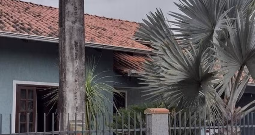 Linda Casa Recém-Reformada no Morro do Meio