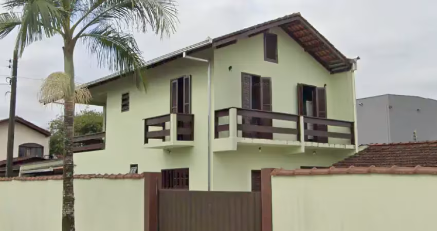Linda casa em amplo terreno e bem localizada no bairro itaum