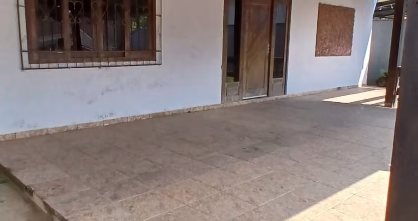 Casa em Terreno Amplo no Itinga