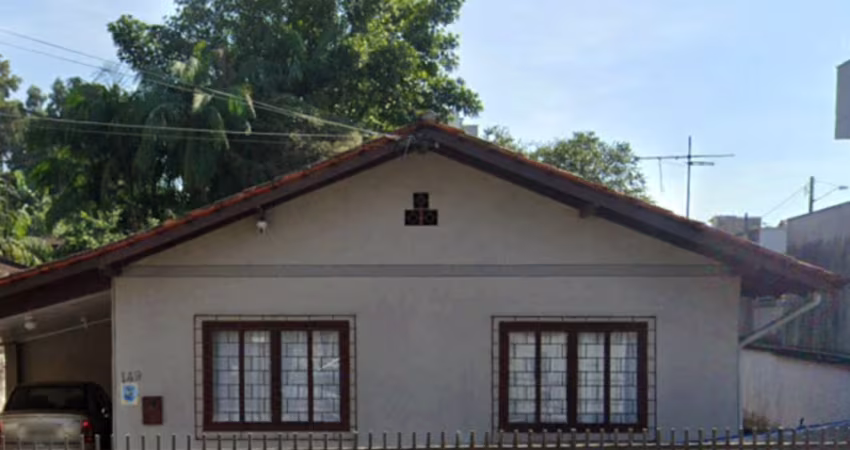 Terreno com Casa à Venda