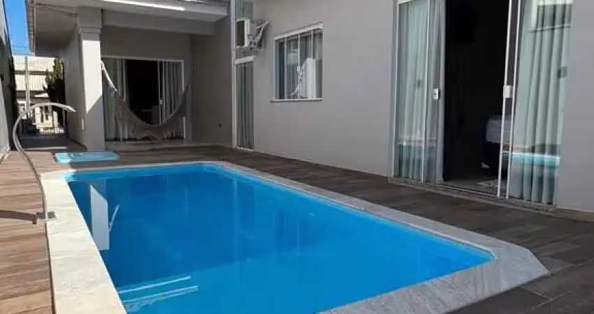 Moderna casa de alto padrão com piscina no bairro floresta!