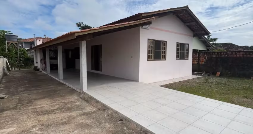 Linda casa localizada perto da praia do ervino em são francisco do sul