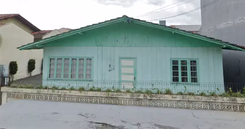Amplo terreno com casa de madeira construída no bairro floresta