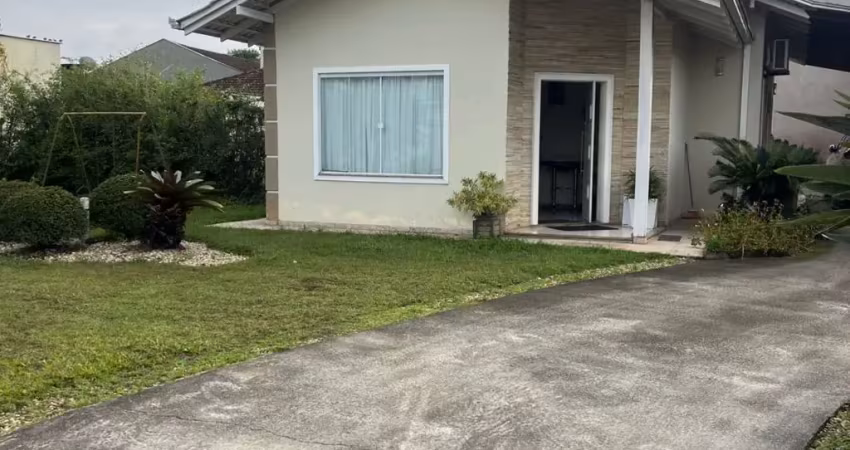 Linda casa com amplo terreno e bem localizada no bairro floresta