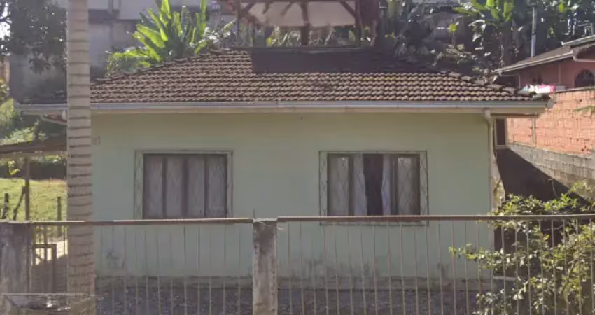 Linda casa ampla e bem localizada no bairro itinga em joinville