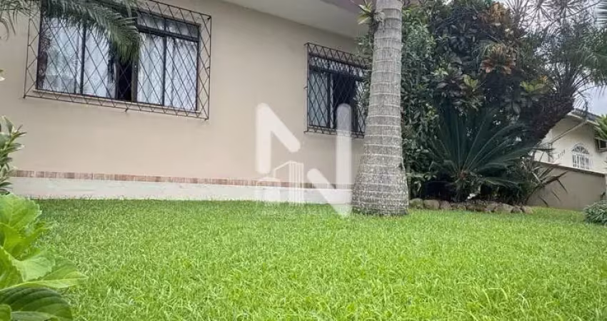 Linda casa com área de festas em ótima localização no bairro itaum