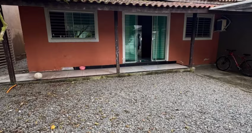 Linda casa com amplo terreno e bem localizada no paranaguamirim