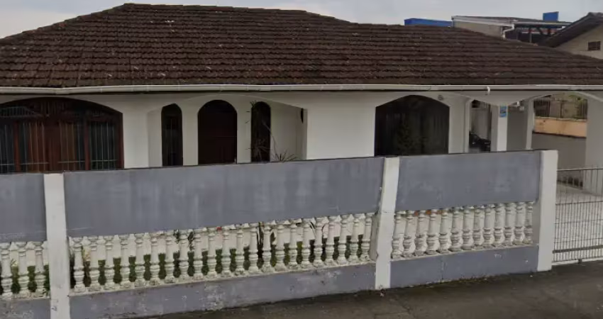 Linda casa em amplo terreno com edícula no bairro guanabara