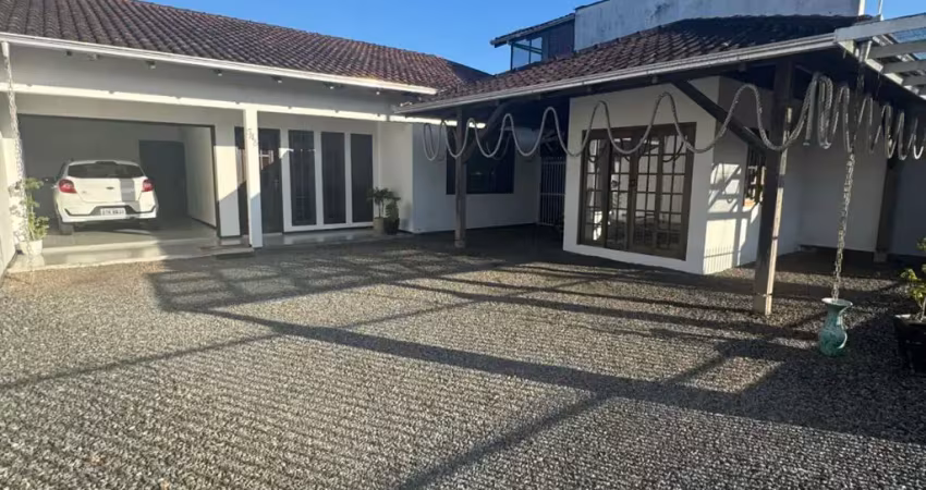 Linda e ampla casa averbada com piscina no bairro guanabara