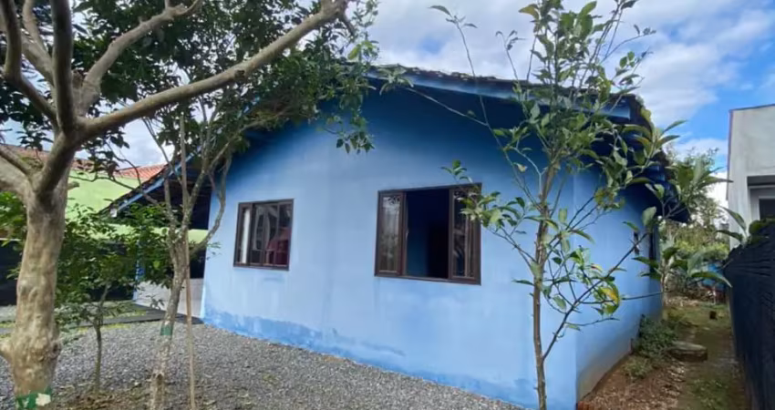 Casa em amplo terreno e ótima localização no bairro aventureiro