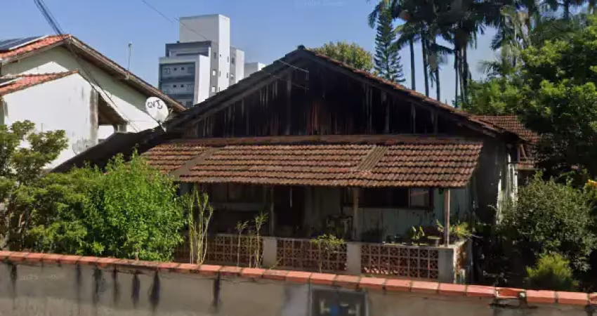 Amplo terreno em ótima localização e casa construída no iririú