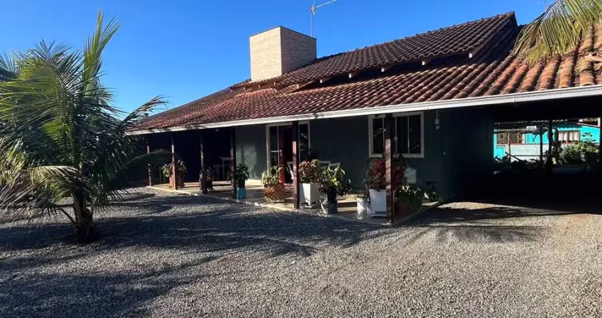 Linda casa na praia com amplo terreno localizada na praia do ervino