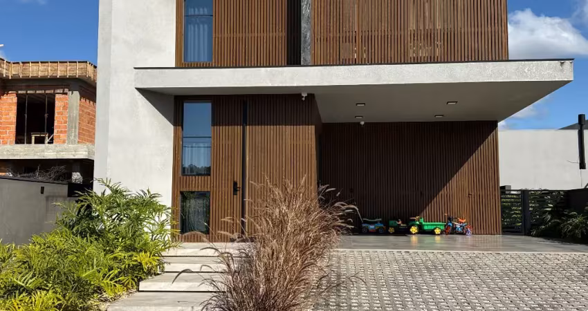 Casa de alto padrão dentro de condomínio fechado em excelente localização