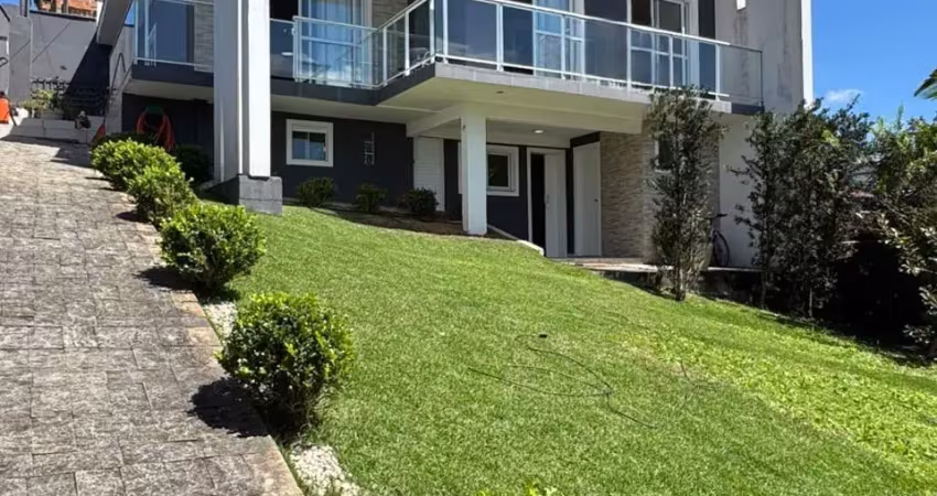 Linda casa com amplo terreno e bem localizada no bairro iririú