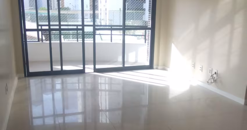 3 Quartos , sendo 1 suite, 95 mt, varanda, 2 garagens.Pituba Ville