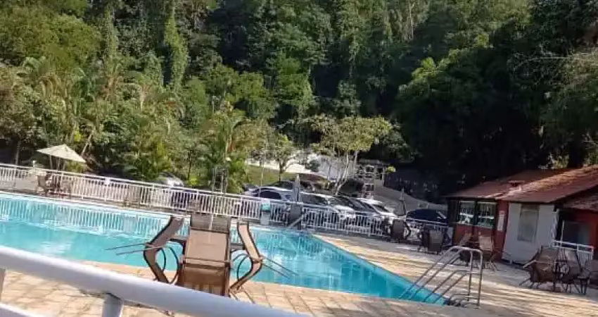 Apartamento 2 quartos com varanda em condomínio clube