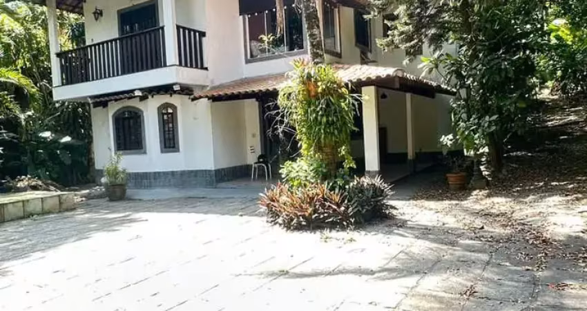 Apresentamos uma excelente oportunidade  casa com 4 quartos piscina e hidro na barra da tijuca ra diversas finalidades, seja para residência, comércio ou investimento.