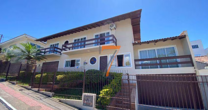 Casa com 4 dormitórios à venda, 247 m² por R$ 1.090.000,00 - Barreiros - São José/SC