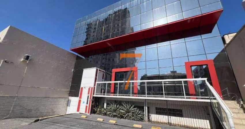 Prédio comercial moderno com fachada espelhada no estreito!