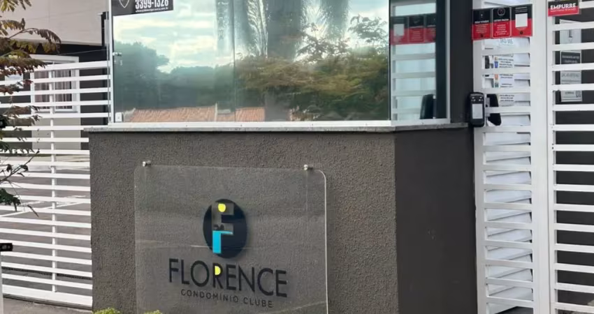 Linda casa sobreposta em condominio clube novinha