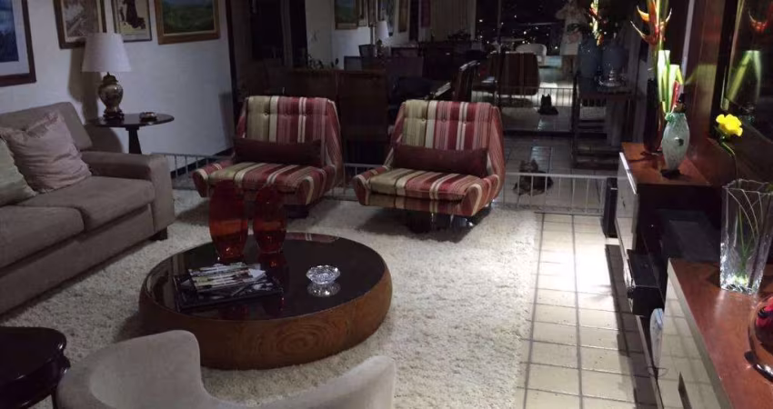 Apartamento Alto Padrão com 300m² em Candelária – 3 Suítes e Hidromassagem