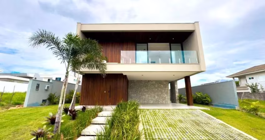 Casa com arquitetura moderna e lazer privativo no alphaville catuana - 450m² de